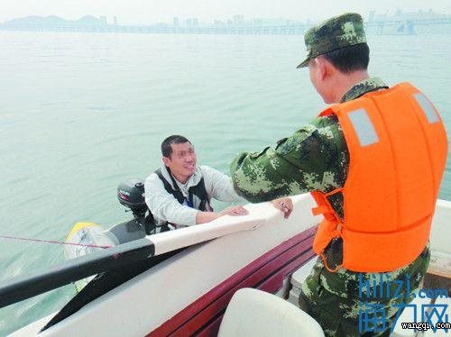 橡皮艇没油了！男子出海垂钓遇险