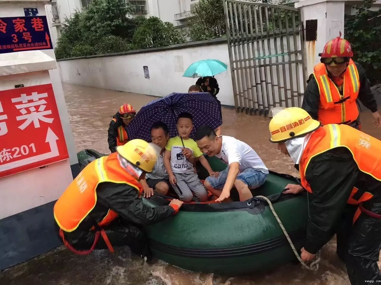 直击广州暴雨：多区发布暴雨预警信号，海珠、番禺部分路段现较深积水_广州日报大洋网