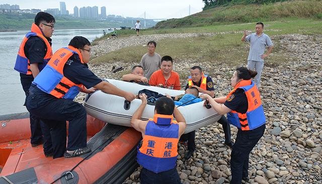 市民捕鱼突发疾病昏迷橡皮艇 水上应急救援中心火速救援